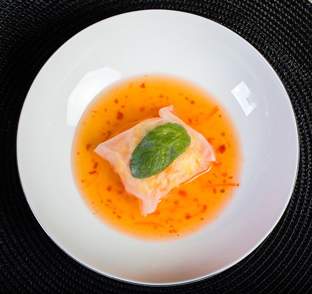 PANNEQUETS DE FILETS DE SOLES AVEC DES POIREAUX ET DES CAROTTES À LA VAPEUR DE GINGEMBRE