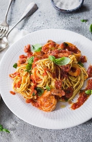 Spaghetti met ragout van inktvis en garnalen