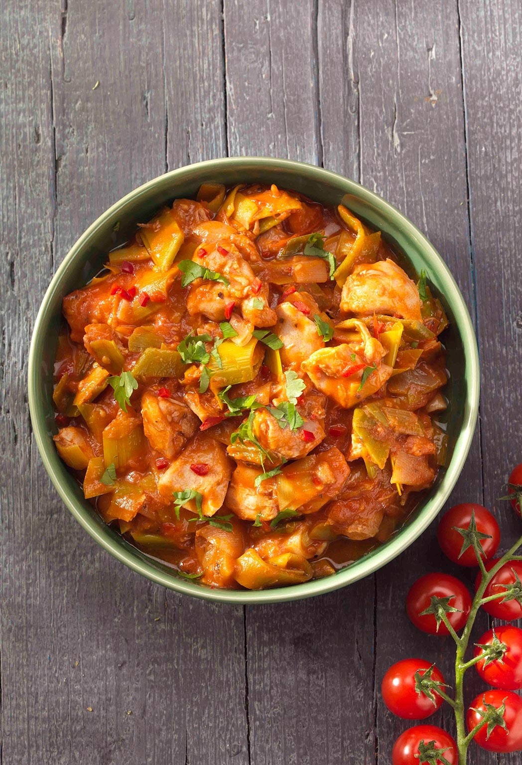 Hähnchen mit tomaten, lauch und oregano