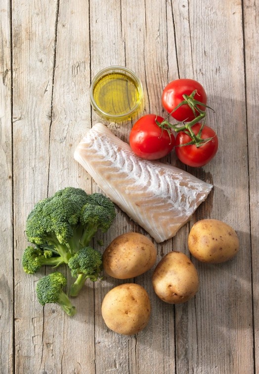 Pasticcio di pesce, broccoli e patate con pomodori