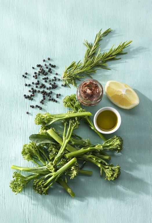 Broccoletti al vapore con salsa di acciughe e rosmarino