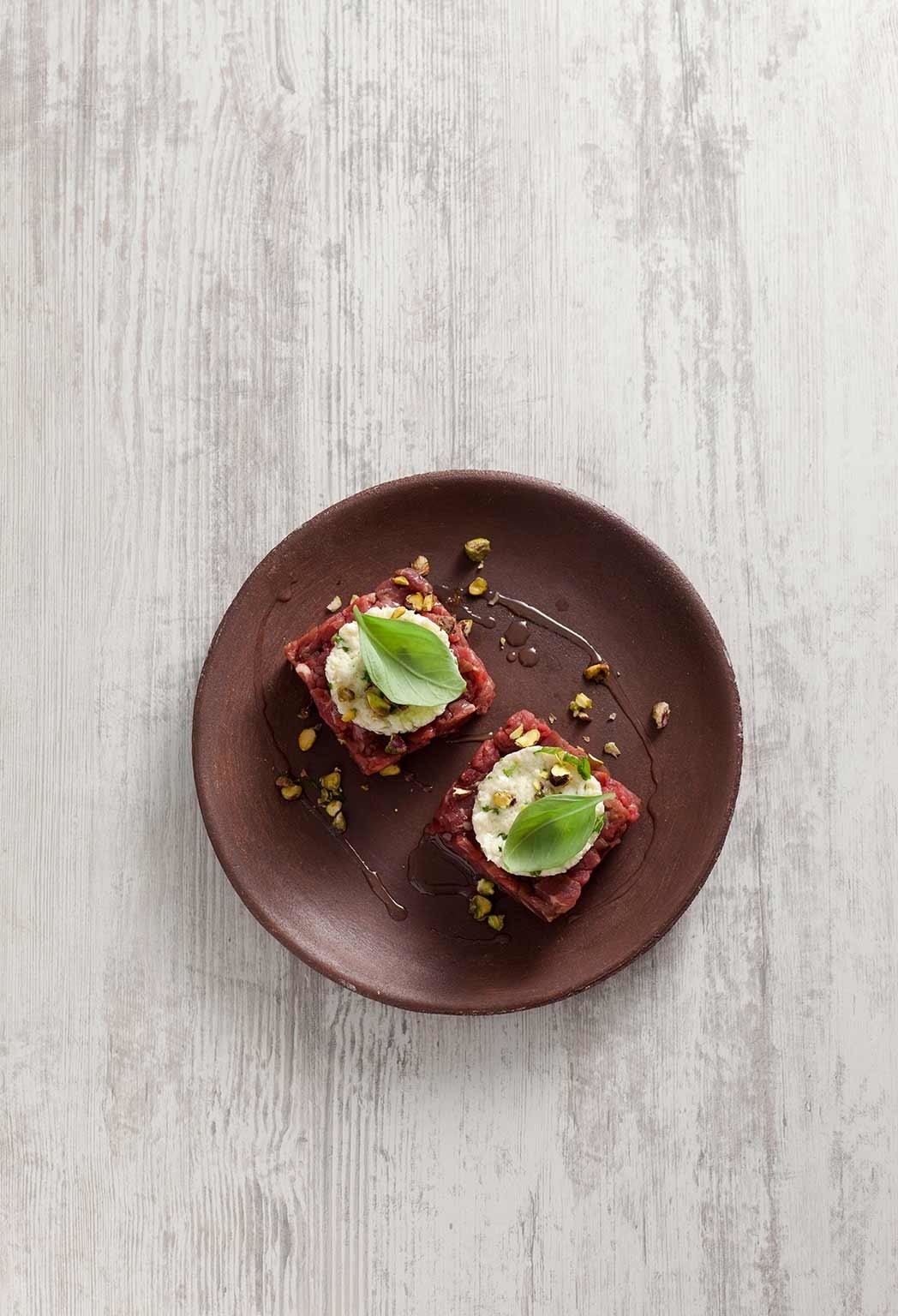 Rindstatar mit mozzarella-mousse und gehackten pistazien