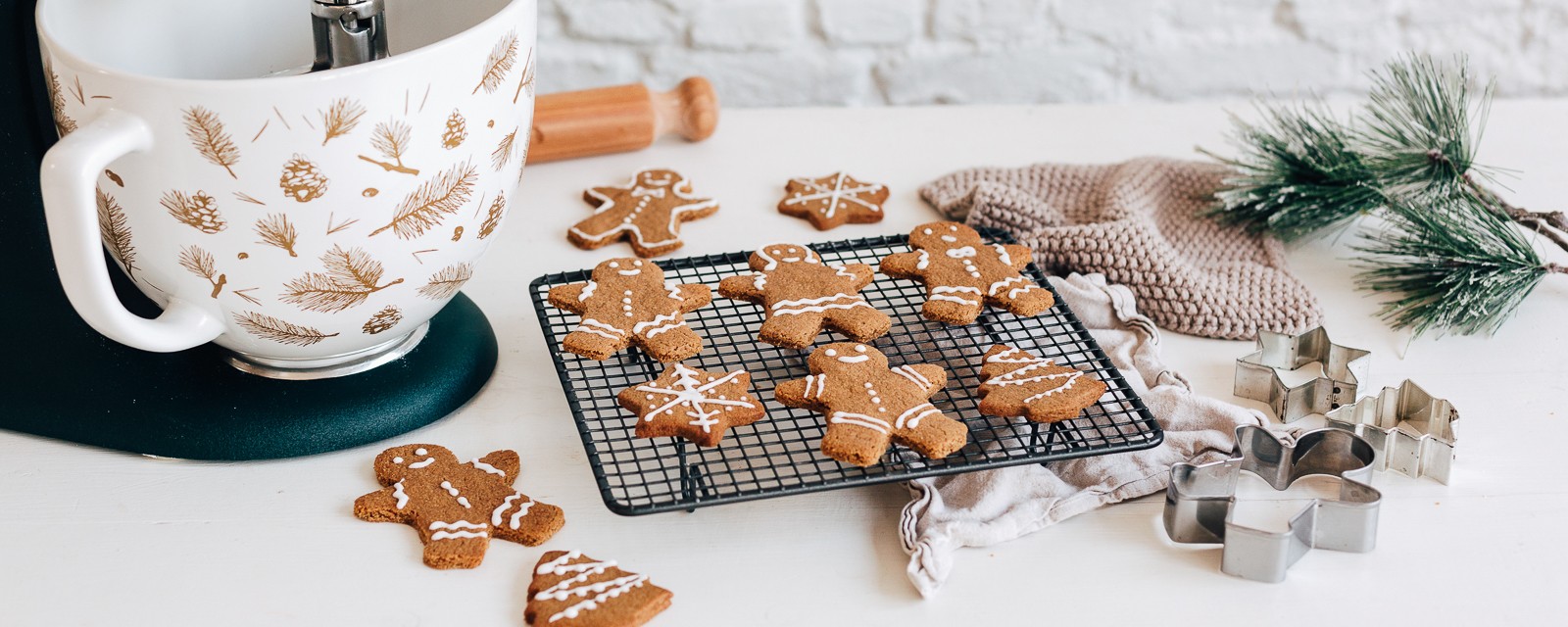 https://assets.recipes.prod.wpsandwatch.com/var/kaapi/storage/images/uk/recipes/christmas-gingerbread-cookies/1761765-3-eng-GB/Christmas-gingerbread-cookies_vip_header_image.jpg